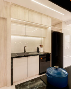 Cozinha Apê Refúgio Lerner, aconchegante e elegante- Letícia Beraldo Arquitetura e Interiores | Neuroarquitetura, Bem-estar e Saúde