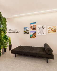 Sala Apê Refúgio Lerner, aconchegante e elegante- Letícia Beraldo Arquitetura e Interiores | Neuroarquitetura, Bem-estar e Saúde