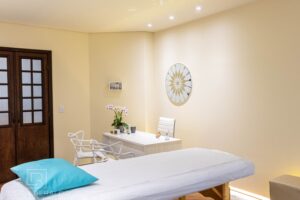 Consultório de Fisioterapia, aconchegante e leve - Letícia Beraldo Arquitetura e Interiores | Neuroarquitetura, Bem-estar e Saúde