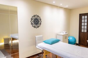 Consultório de Fisioterapia, aconchegante e leve - Letícia Beraldo Arquitetura e Interiores | Neuroarquitetura, Bem-estar e Saúde