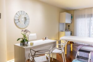 Consultório de Fisioterapia, aconchegante e leve - Letícia Beraldo Arquitetura e Interiores | Neuroarquitetura, Bem-estar e Saúde