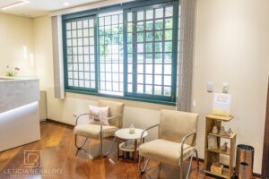 Recepção Casa Lótus, leve e acolhedora - Letícia Beraldo Arquitetura e Interiores | Neuroarquitetura, Bem-estar e Saúde